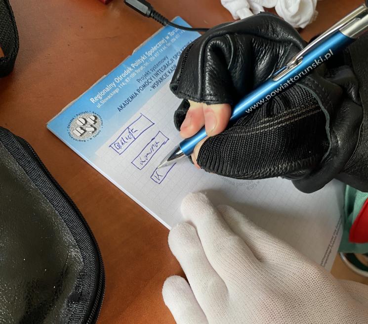ręka rękawiczki drżenie rąk podpisywać