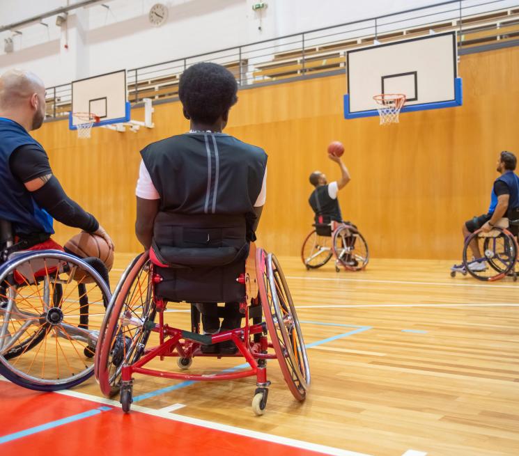 mężczyźni na wózkach inwalidzkich granie w koszykówkę