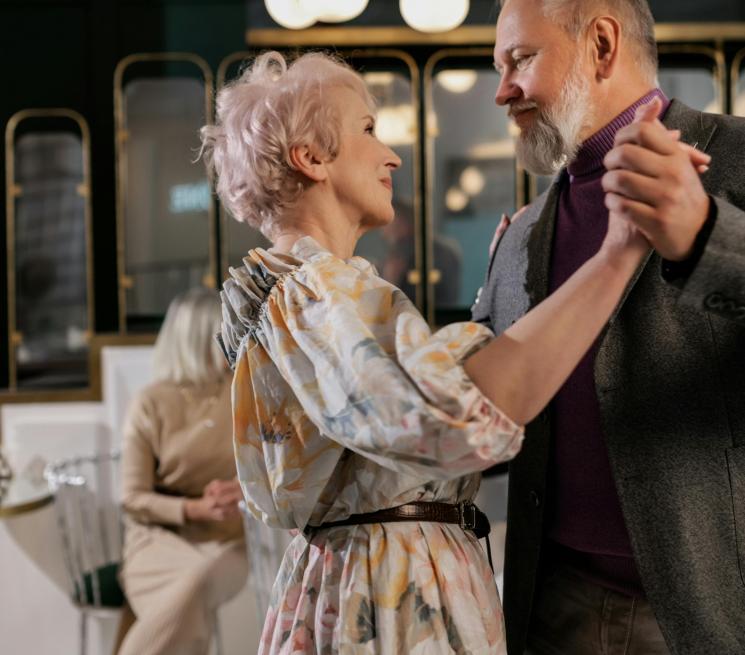 starsza kobieta  i mężczyzna tańczą