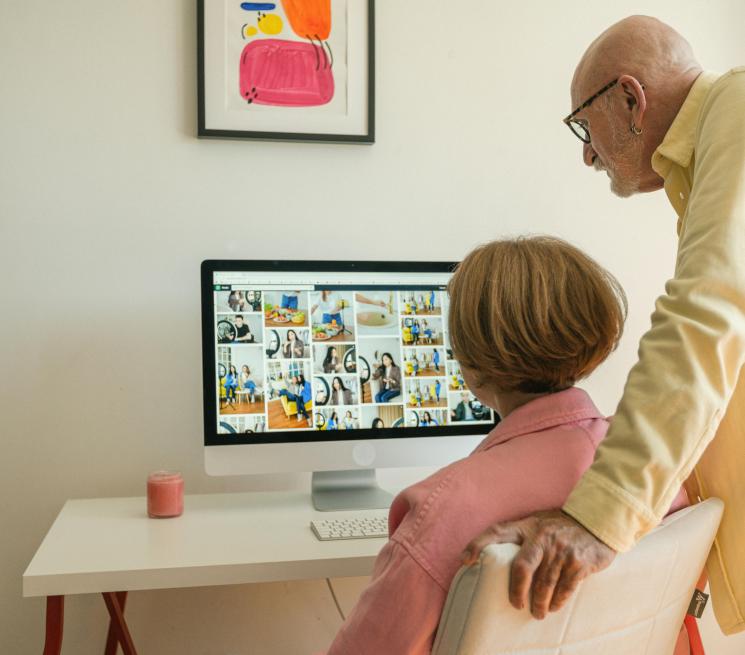 starsza kobieta i mężczyzna patrzą w komputer