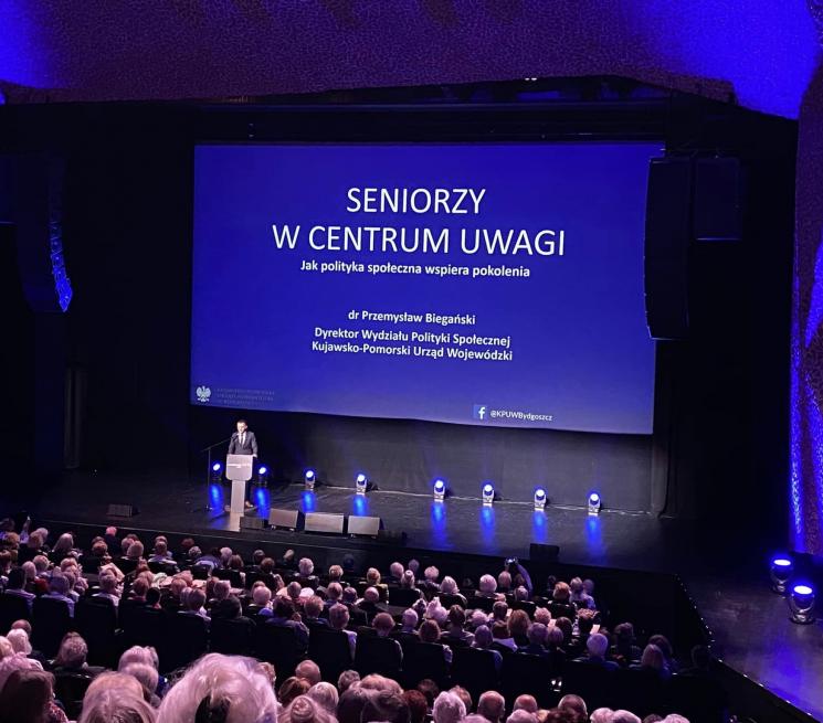 zdjęcie slajdu startowego prezentacji na dużej scenie
