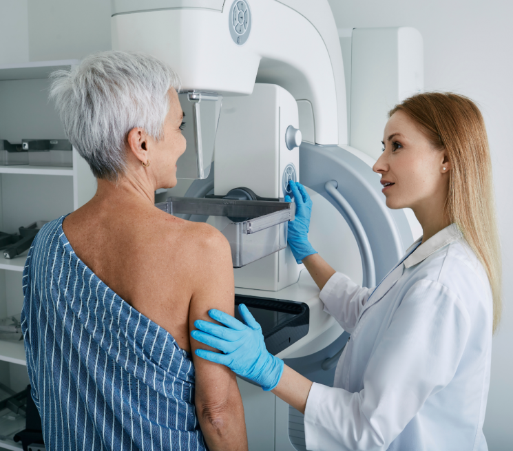 zdjęcie lekarka wykonuje mammografię pacjentce