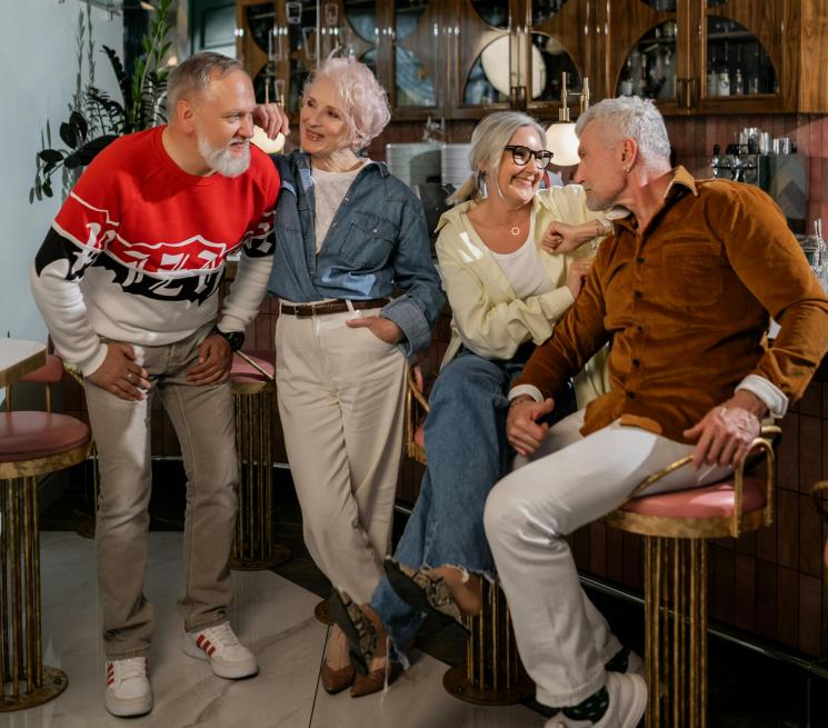 zdjęcie 2 pary senioró siedzą przy barze w kawiarni