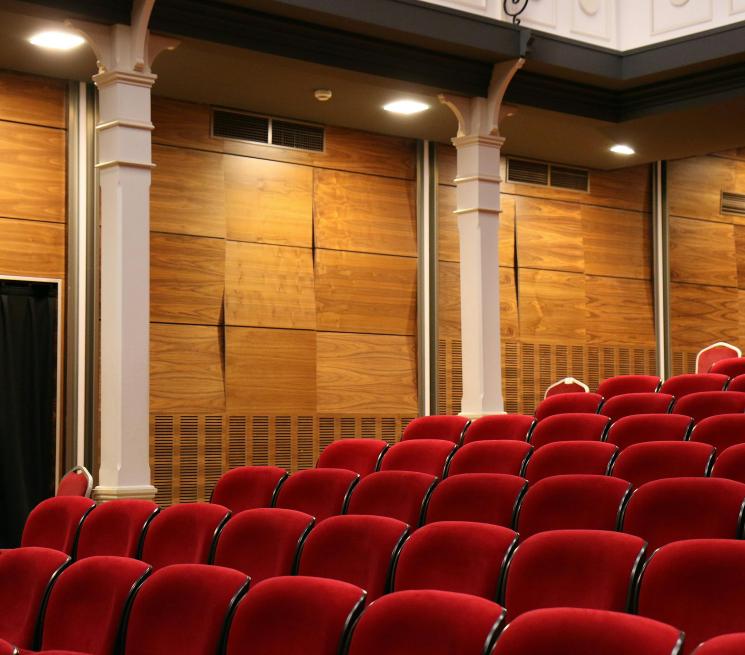 zdjęcie czerwone siedzenia w sali kinowej teatralnej