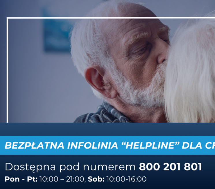zdjęcie plakat informacyjny starszy mężczyzna całuje w czoło starszą kobietę poniżej nazwa infolini i nr telefonu