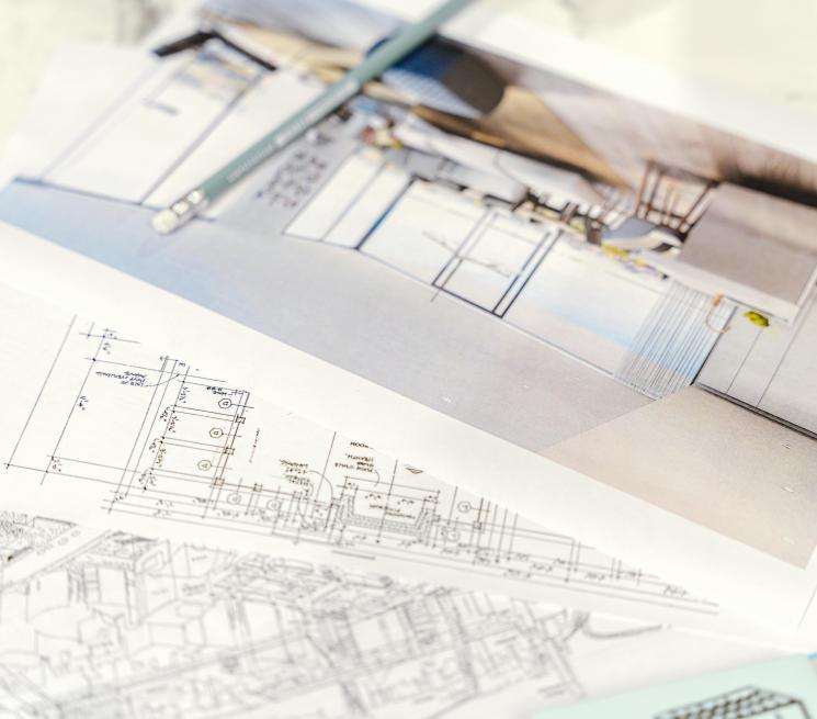 zdjęcie na stole leży ołówek zdjęcie projektu mieszkania oraz projekty architektoniczne