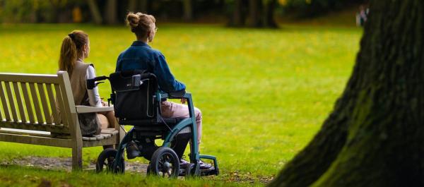 osoba niepełnosprawna wózek inwalidzki asystent