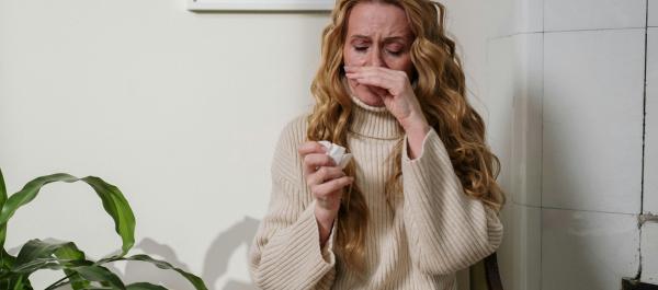 kobieta kichać wycierać noc chusteczka alergia