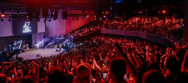 scena koncert ludzie stoją publika