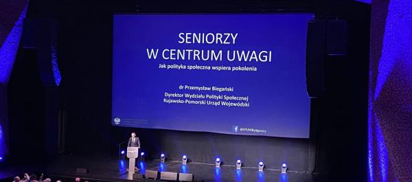 zdjęcie slajdu startowego prezentacji na dużej scenie