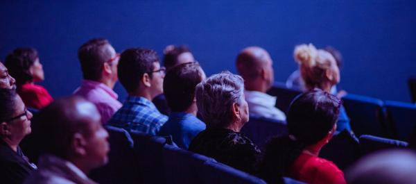 ludzie siedziący na krzesłach sala konferencyjna