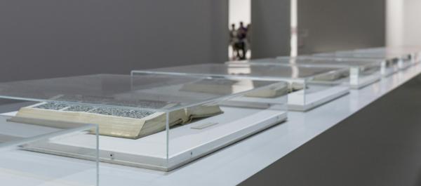 zdjęcie gablot z książkami w muzeum
