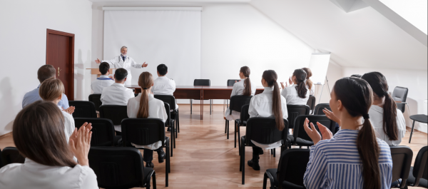 sala konferencja widok tyłem