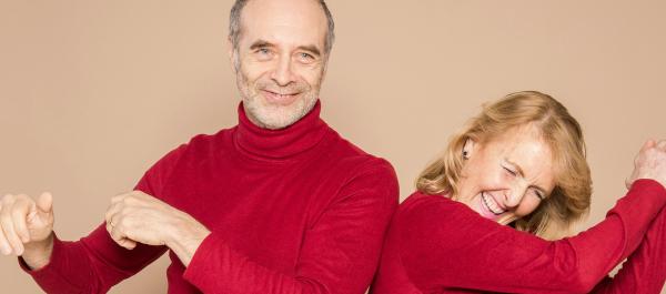 zdjęcie para uśmiechniętych seniorów w czerwonych swetrach 