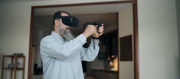 starszy mężczyzna w goglach vr