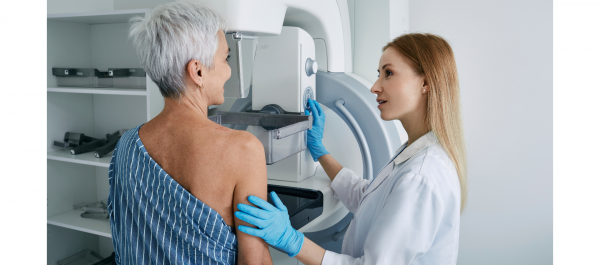 zdjęcie lekarka wykonuje mammografię pacjentce