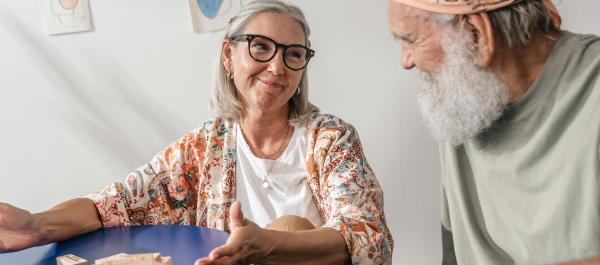 zdjęcie para seniorów gra w grę planszową