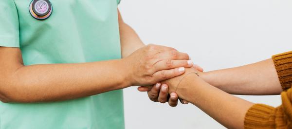 zdjęcie pracownik medyczny trzyma dłonie kobiety