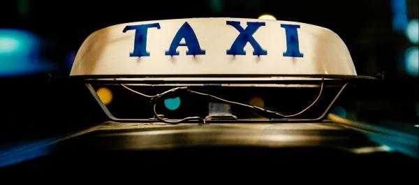 zdjęcie zapalonego sygnalizatora taxi na samochodzie