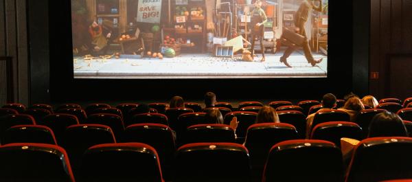 zdjęcie sali kinowej na ekranie wyświetlony jest film