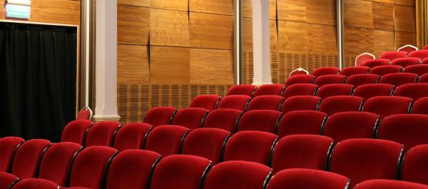 zdjęcie czerwone siedzenia w sali kinowej teatralnej