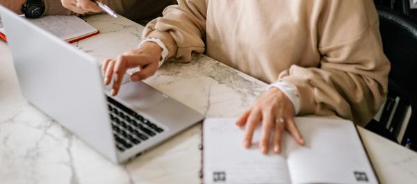 zdjęcie dwójka starszych osób mężczyzna i kobieta pracują na laptopie