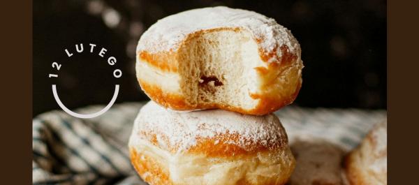 zdjęcie trzy pączki nałożone na siebie jak wieża pierwszy nadgryziony