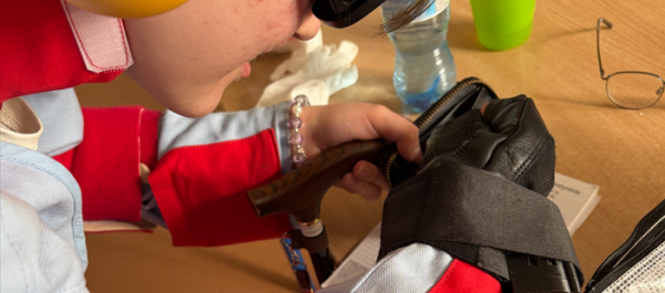 zdjęcie osoba w kombinezonie geriatrycznym szuka pieniędzy w portfelu