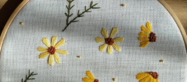 zdjęcie kwiatowy haft w drewnianej obręczy