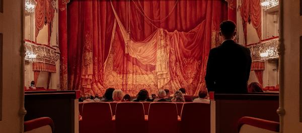 zdjęcie widok sali i widowni w teatrze upuszczona czerwona kurtyna