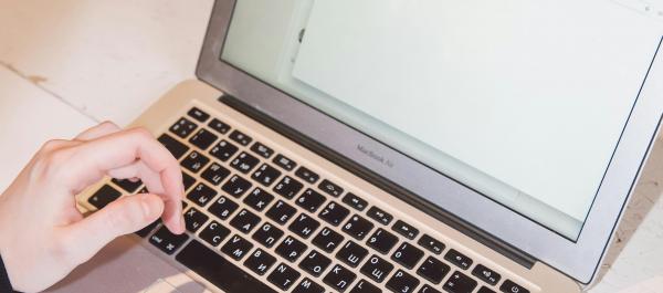 zdjęcie dłonie piszące maila na klawiaturze laptopa