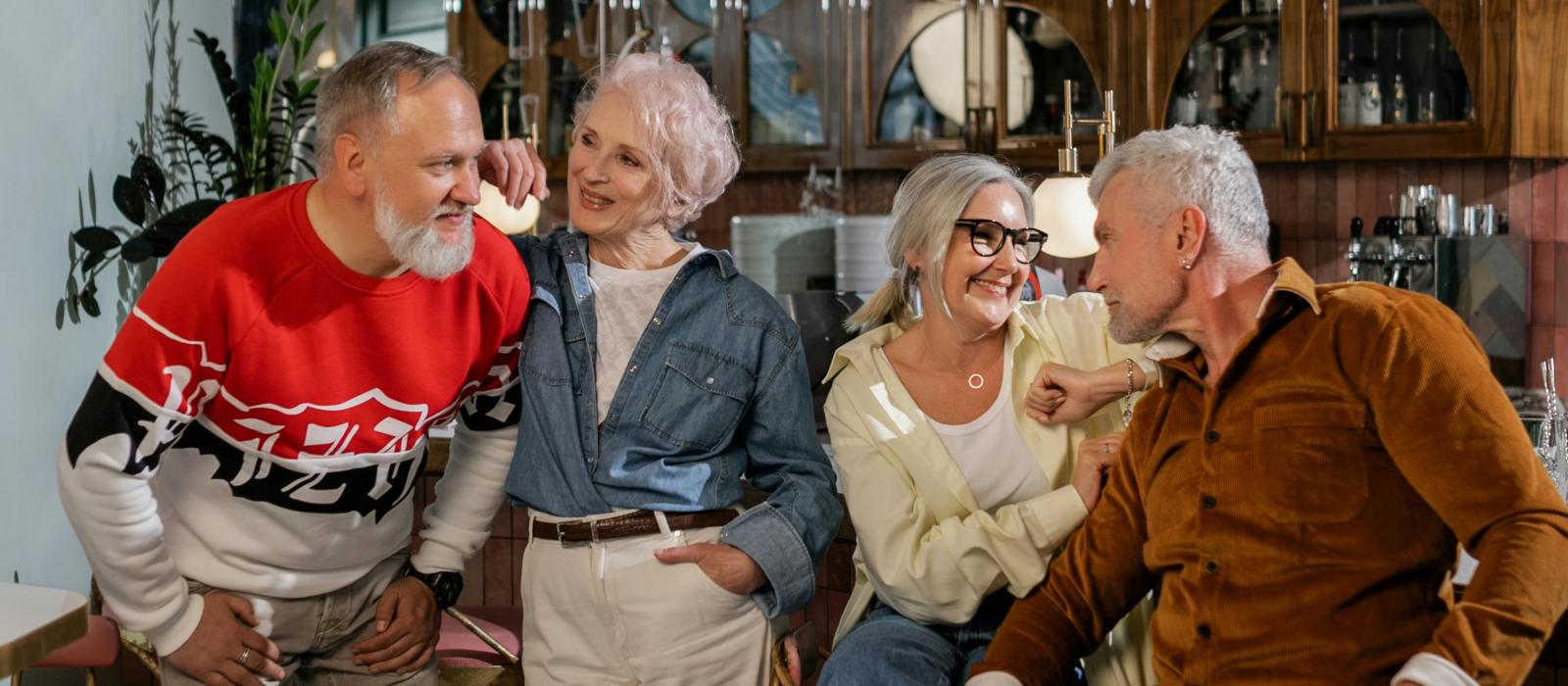 zdjęcie 2 pary senioró siedzą przy barze w kawiarni