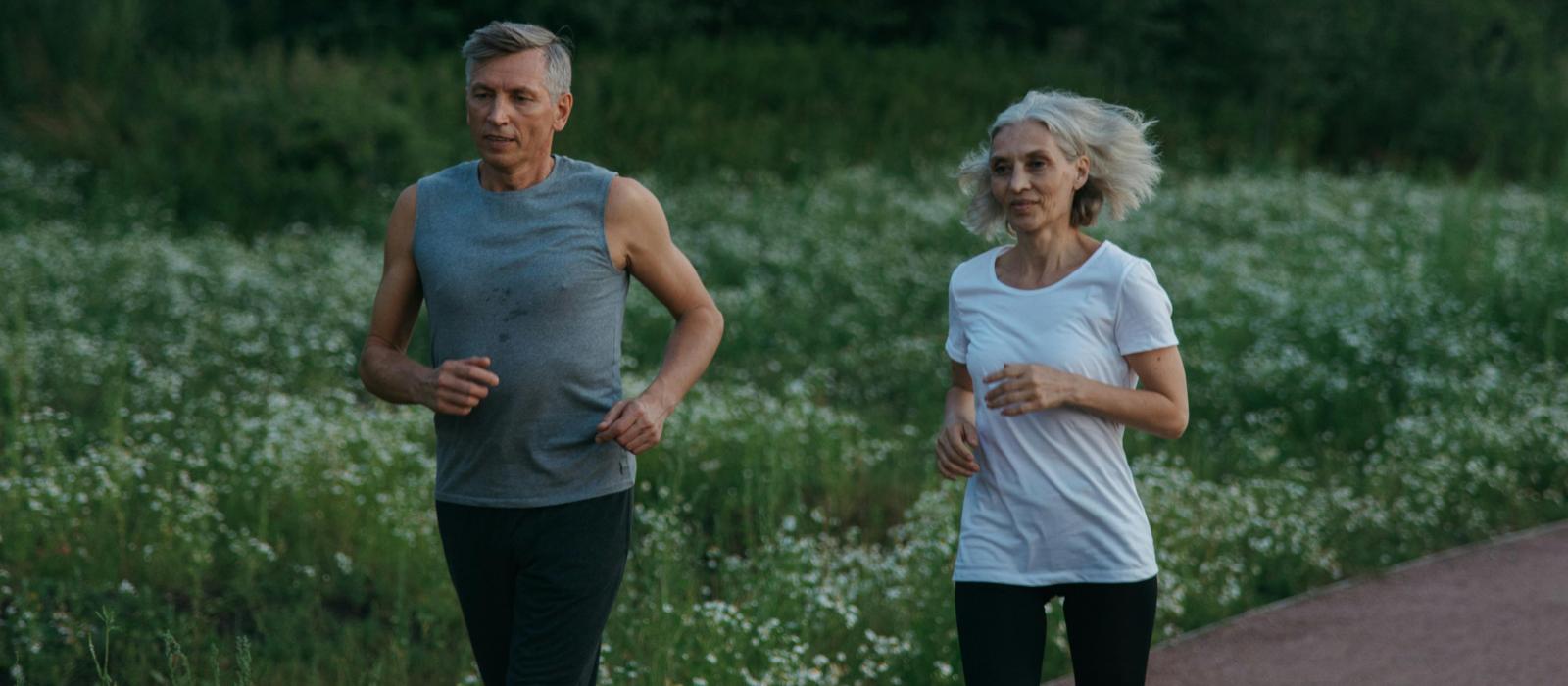 zdjęcie para seniorów biega w parku