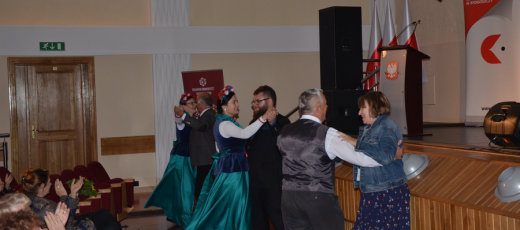 Foto. występującego zespołu