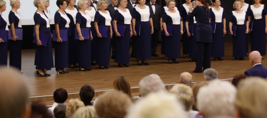 Foto. występującego zespołu