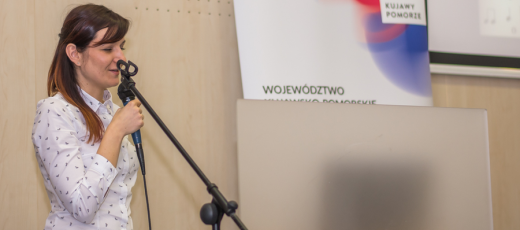 Foto. przedstawiające prelegentkę