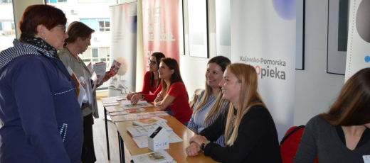 Foto. przedstawiające stoisko informacyjne