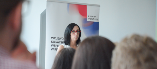 Foto. przedstawiające prelegentkę