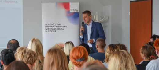 Foto. przedstawiające prelegenta i uczestników