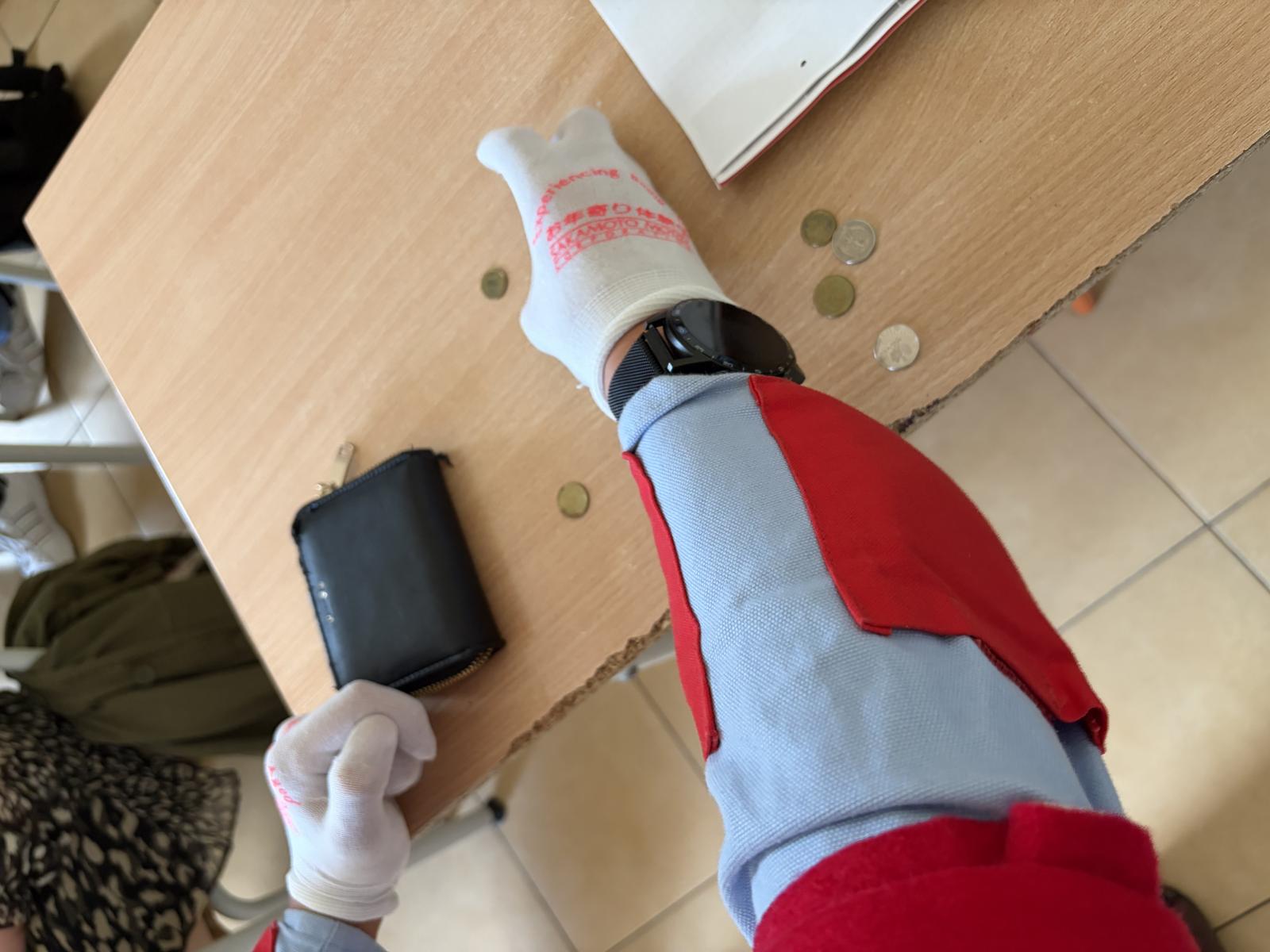 zdjęcie osoba w kombinezonie gerietrycznym liczy monety na stole