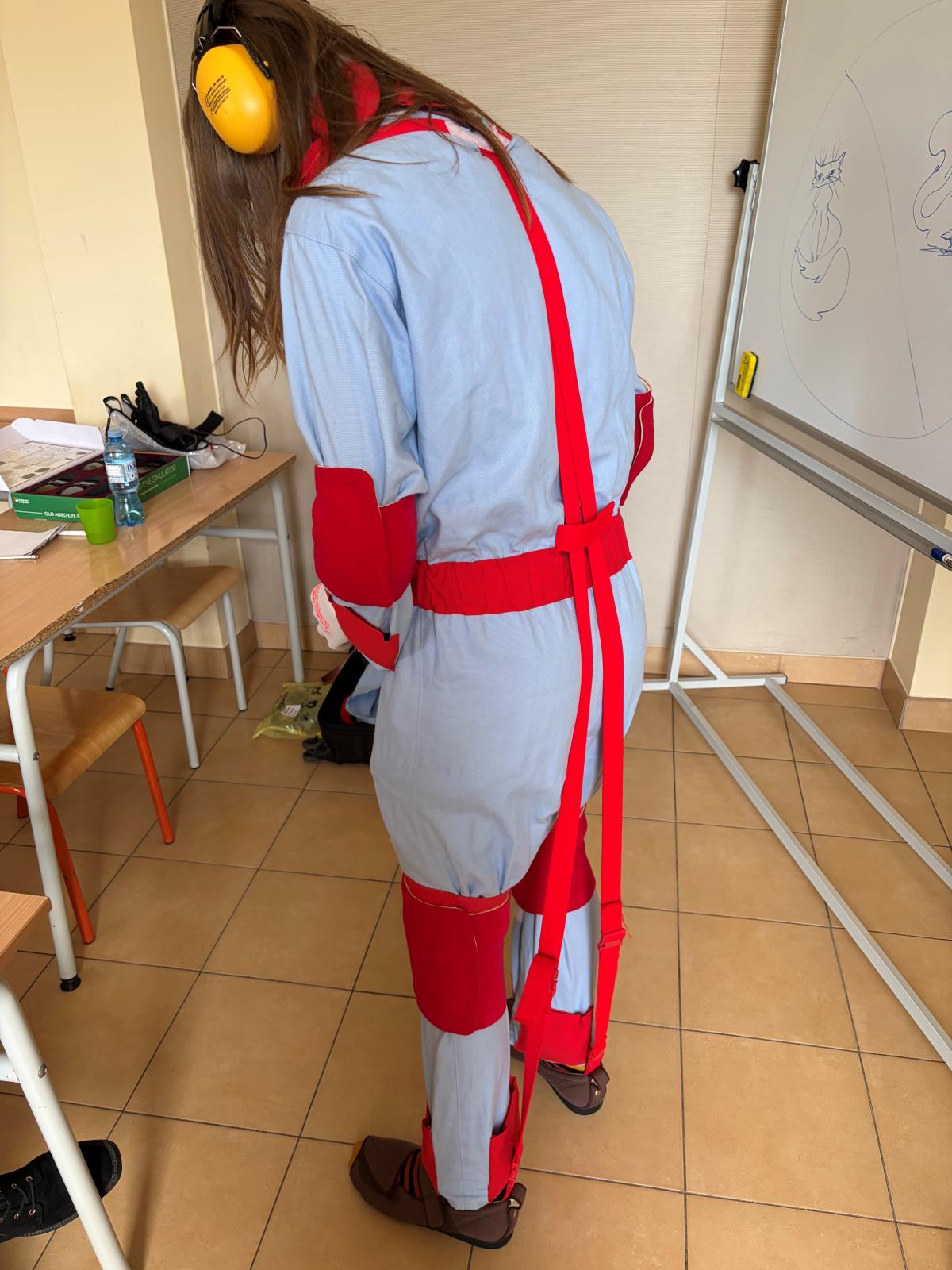 zdjęcie młody mężczyzna ubrany w kombinezon geriatryczny stoi tyłem
