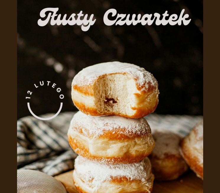 zdjęcie trzy pączki nałożone na siebie jak wieża pierwszy nadgryziony