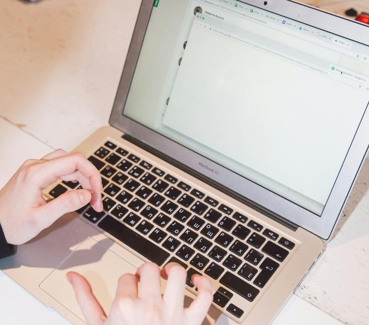 zdjęcie dłonie piszące maila na klawiaturze laptopa