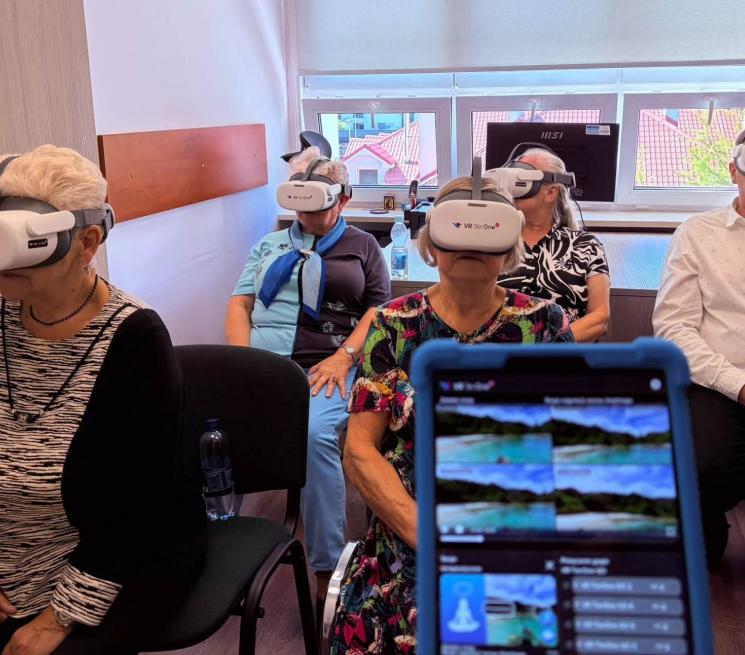 zdjęcie piątka osób z goglami VR siedzi na krzesłach